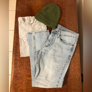 Light wash men’s Levi’s jeans